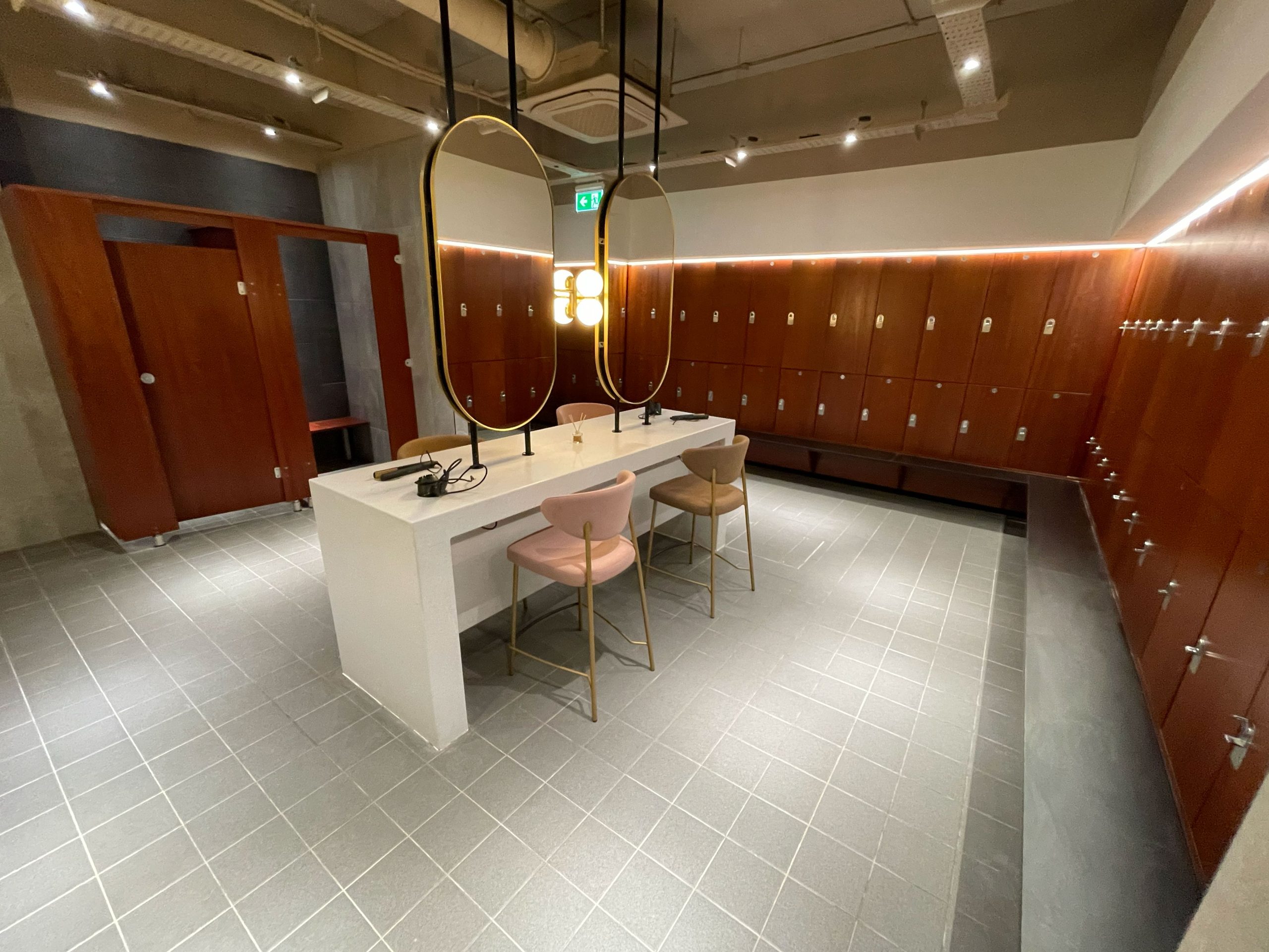 lifesyle-fitness-lightwater-female-changing-rooms