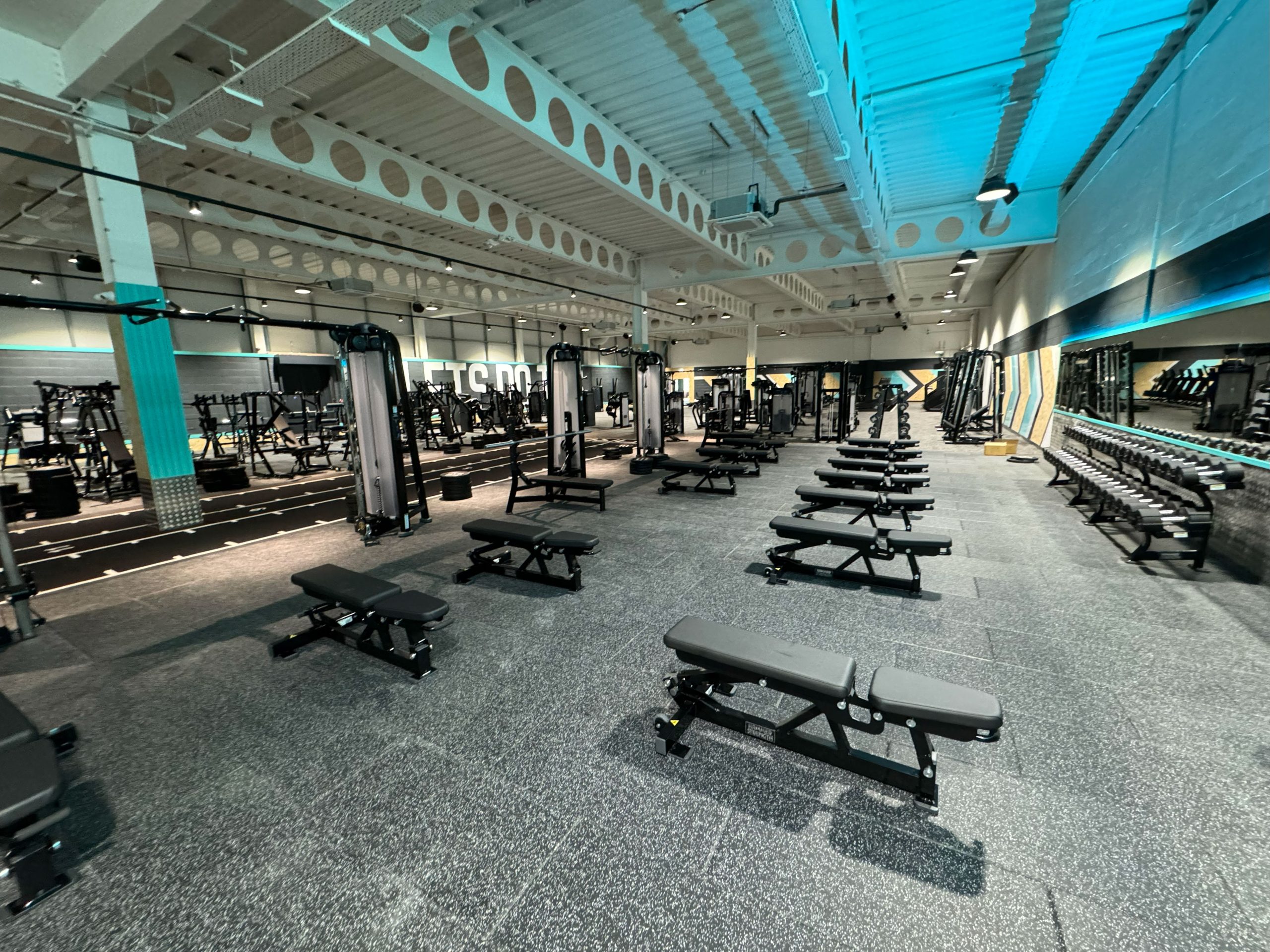 nrg-gym-newcastle-halo-mirror-chevrons-40mm-rubber-flooring