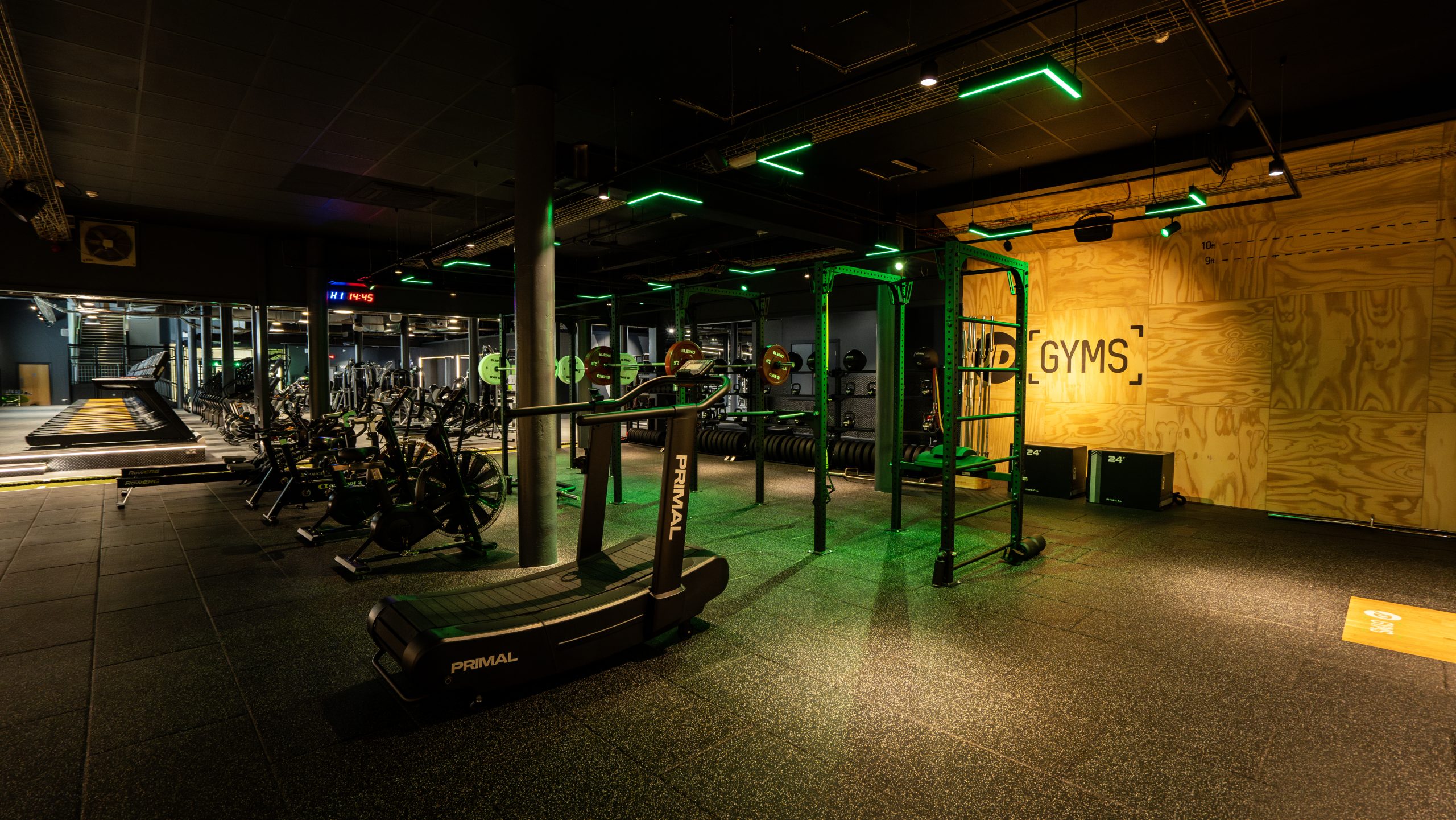 jd_gyms_manchester_throwing_wall