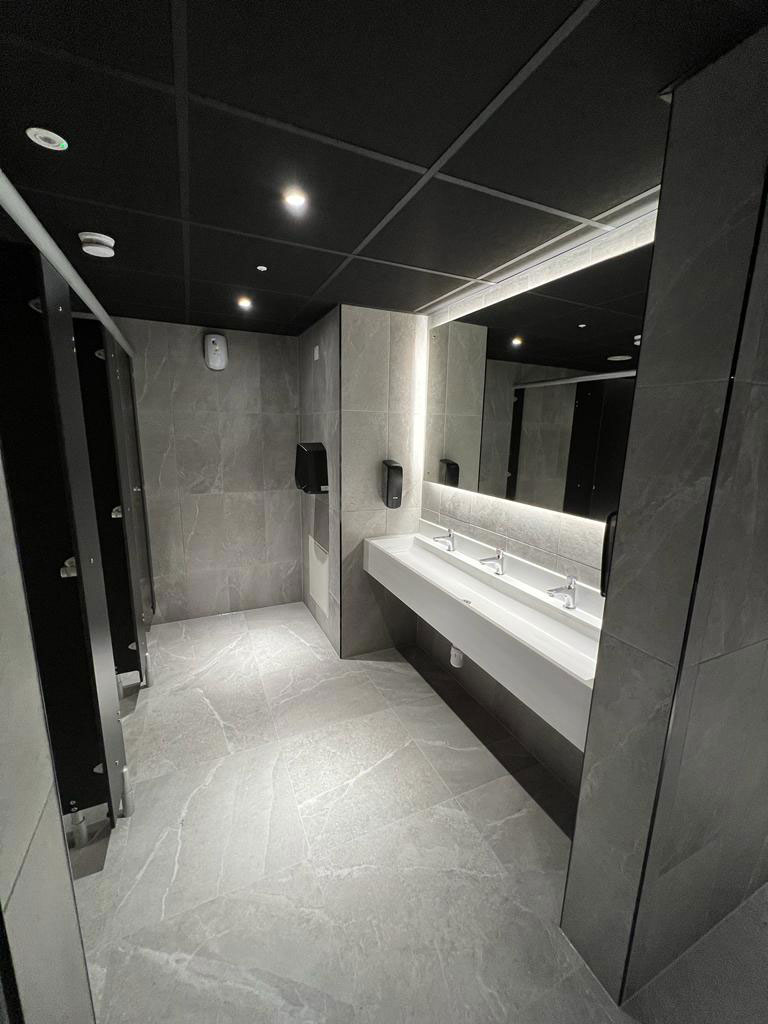 horizon_guildford_corian-washtrough-with-led-halo-mirror